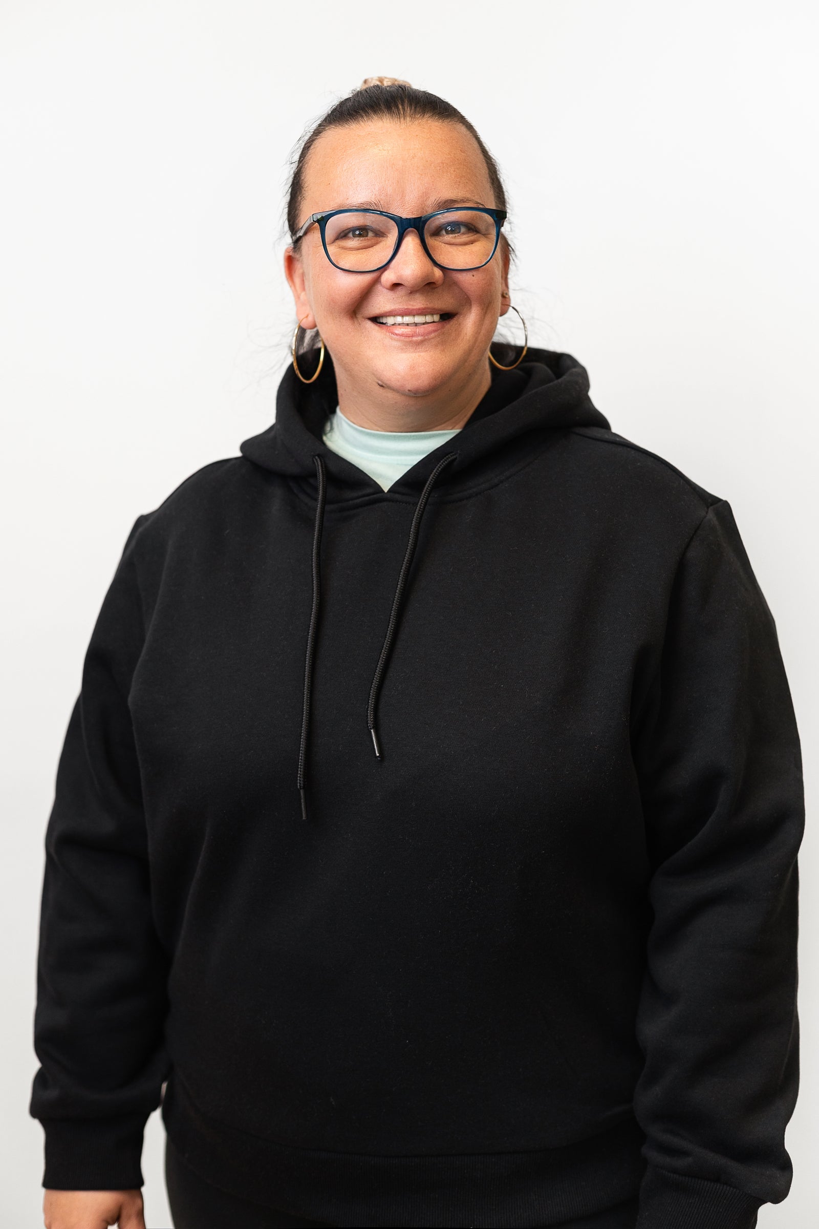 Fotografia Sašky v čiernej mikine na bielom pozadí